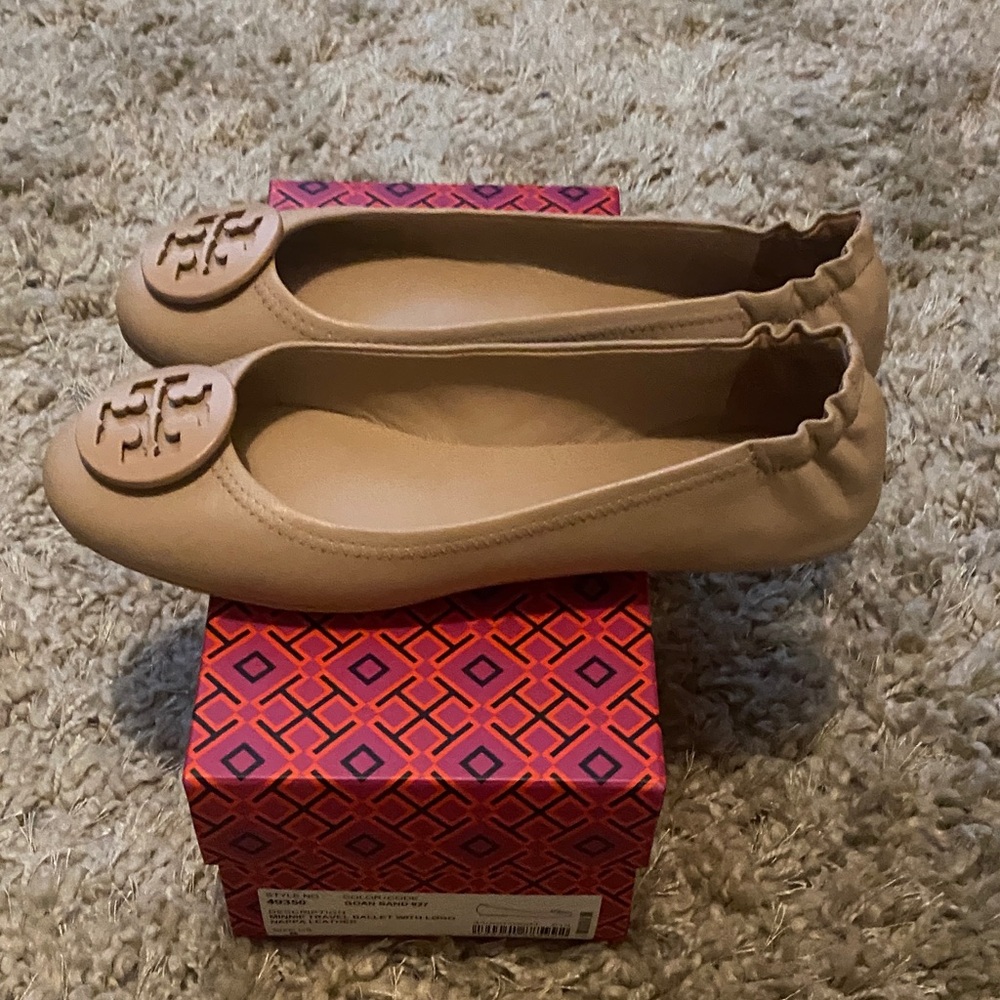 Tory Burch MINNIE TRAVEL BALLET W/ LOGO NAPPA LEATHER FLATS in GOAN SAND color - Picture 4 of 6